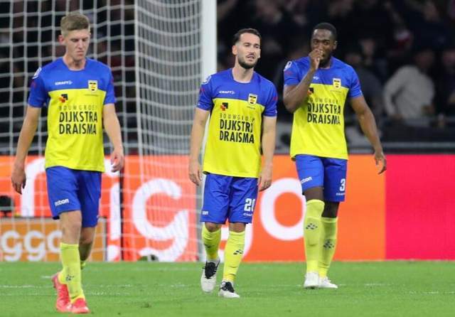 应后以一脚 应后以一脚